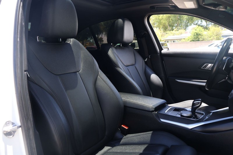 BMW 3 Series Vehicle Full-screen Gallery Image 19