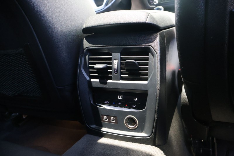 BMW 3 Series Vehicle Full-screen Gallery Image 21
