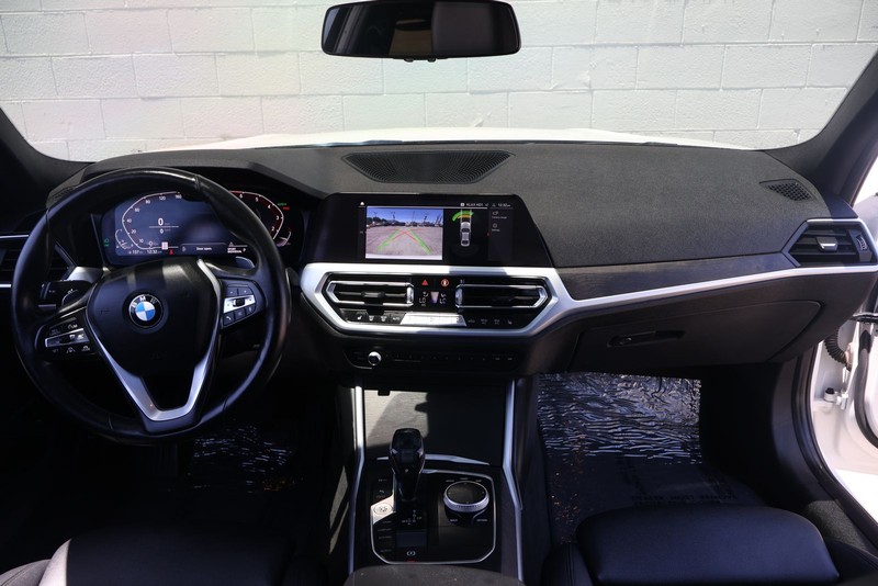 BMW 3 Series Vehicle Full-screen Gallery Image 22