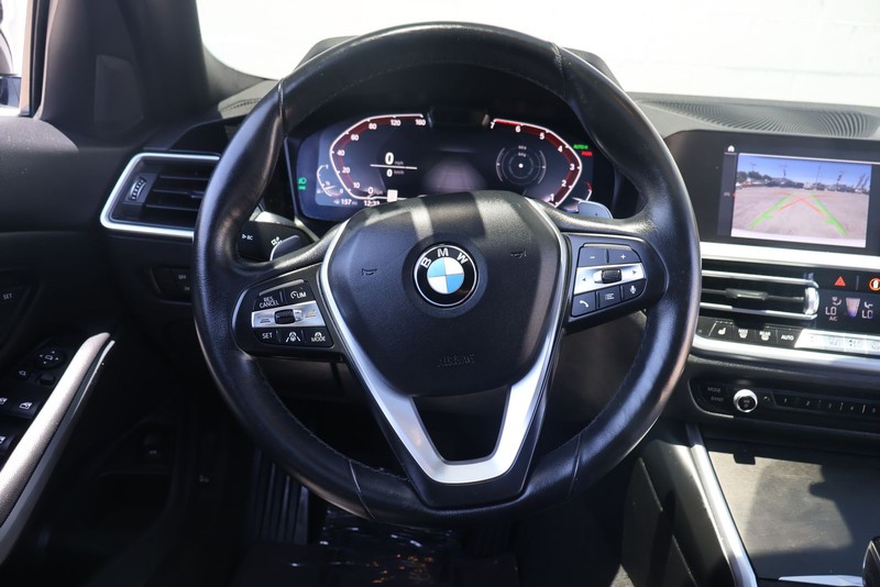 BMW 3 Series Vehicle Full-screen Gallery Image 24