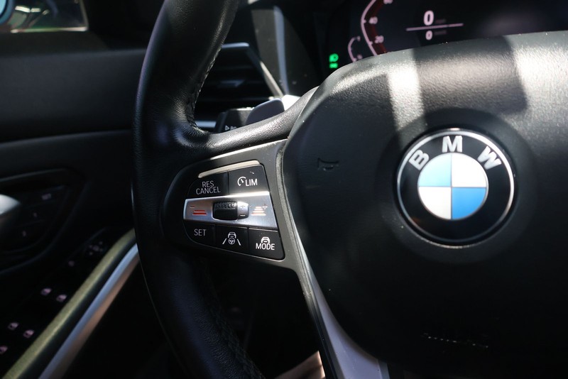 BMW 3 Series Vehicle Full-screen Gallery Image 25