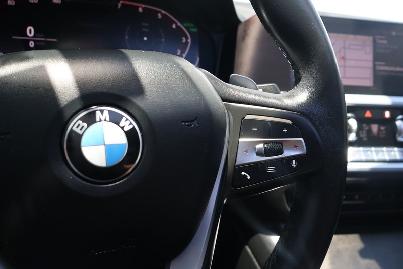 BMW 3 Series Vehicle Full-screen Gallery Image 26