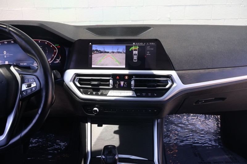 BMW 3 Series Vehicle Full-screen Gallery Image 27