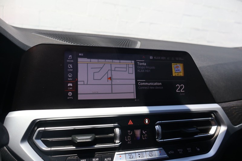 BMW 3 Series Vehicle Full-screen Gallery Image 28