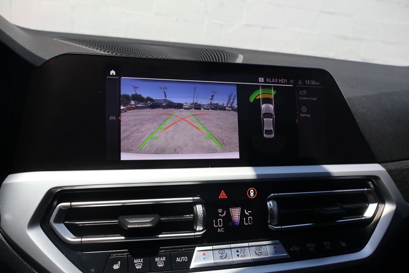 BMW 3 Series Vehicle Full-screen Gallery Image 29