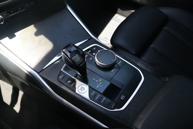 BMW 3 Series Vehicle Full-screen Gallery Image 30