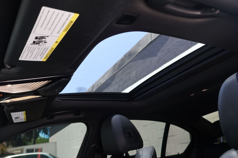 BMW 3 Series Vehicle Full-screen Gallery Image 31