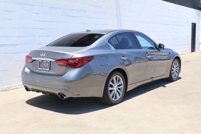 INFINITI Q50 Vehicle Full-screen Gallery Image 05