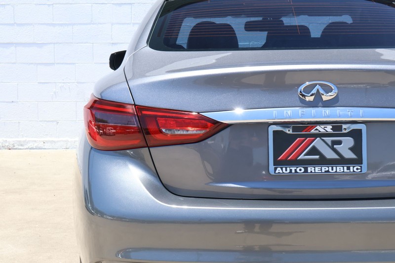 INFINITI Q50 Vehicle Full-screen Gallery Image 07
