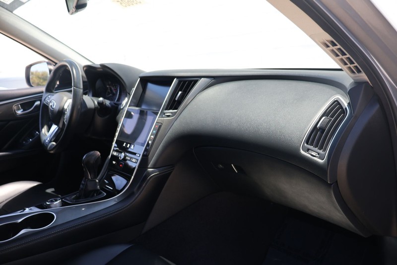 INFINITI Q50 Vehicle Full-screen Gallery Image 18