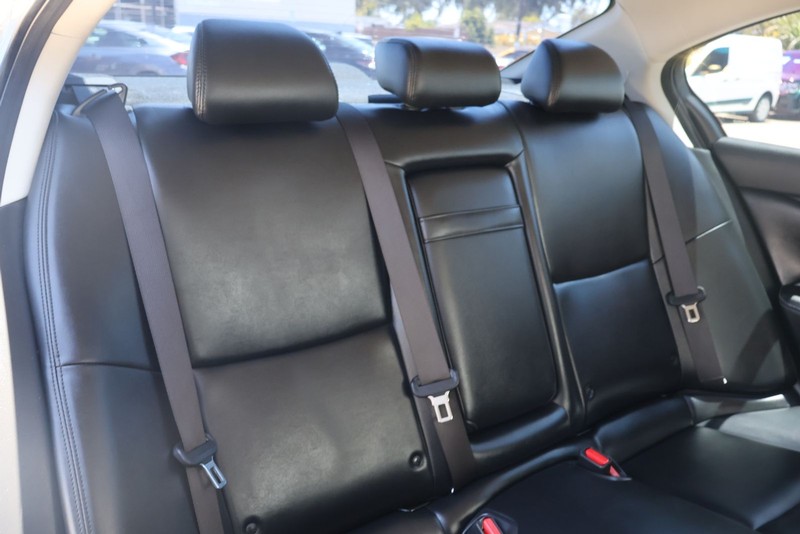 INFINITI Q50 Vehicle Full-screen Gallery Image 20