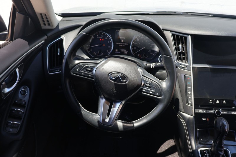 INFINITI Q50 Vehicle Full-screen Gallery Image 22