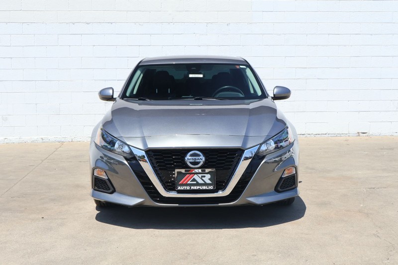 Nissan Altima Vehicle Full-screen Gallery Image 02