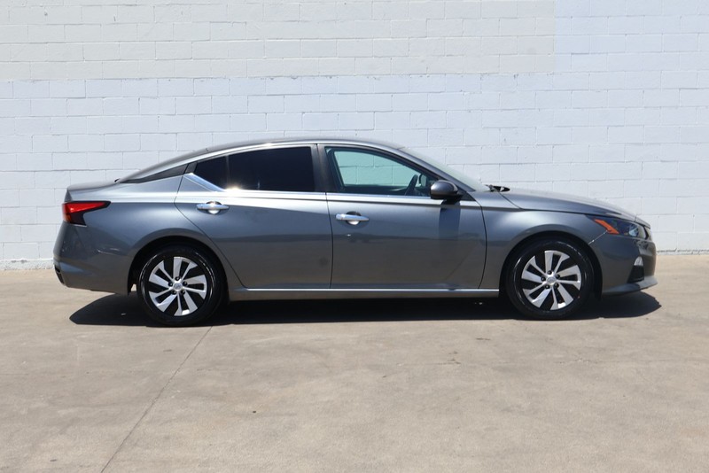 Nissan Altima Vehicle Full-screen Gallery Image 04