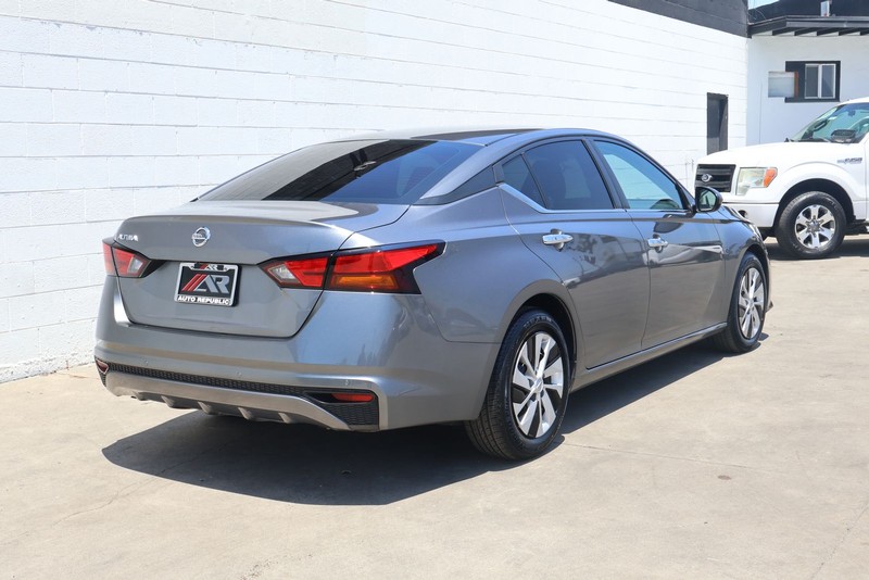 Nissan Altima Vehicle Full-screen Gallery Image 05