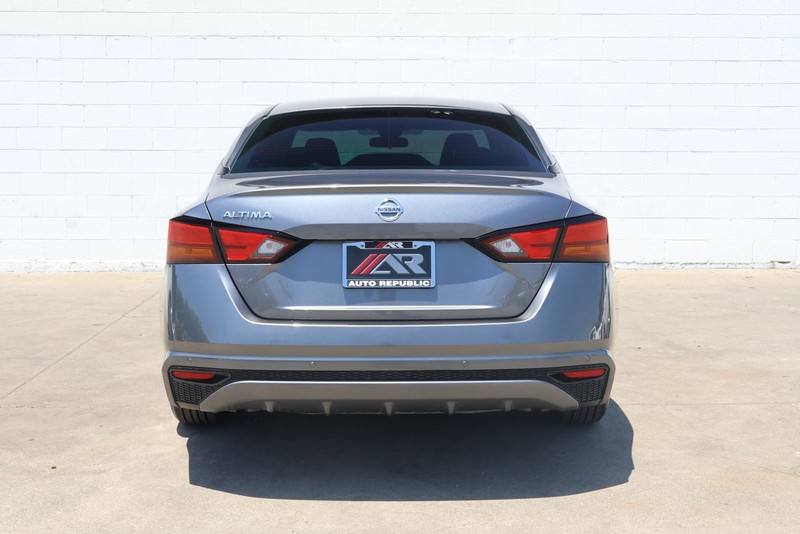 Nissan Altima Vehicle Full-screen Gallery Image 06