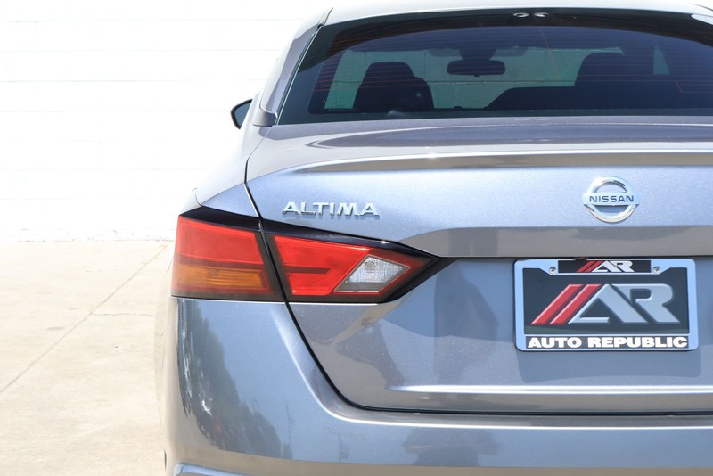 Nissan Altima Vehicle Full-screen Gallery Image 07