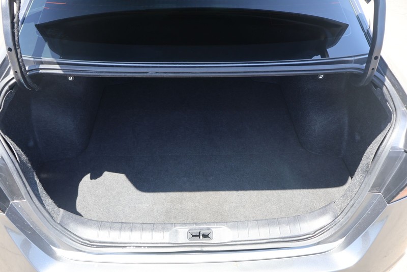 Nissan Altima Vehicle Full-screen Gallery Image 08