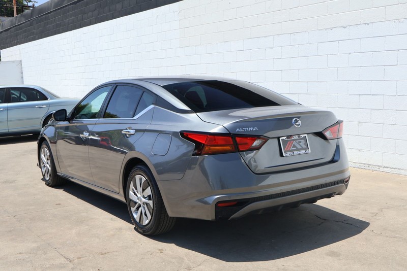 Nissan Altima Vehicle Full-screen Gallery Image 09