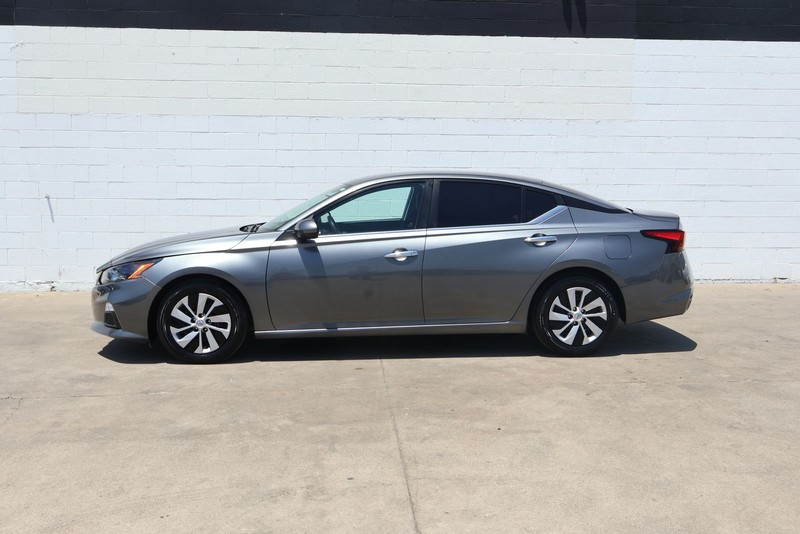 Nissan Altima Vehicle Full-screen Gallery Image 10