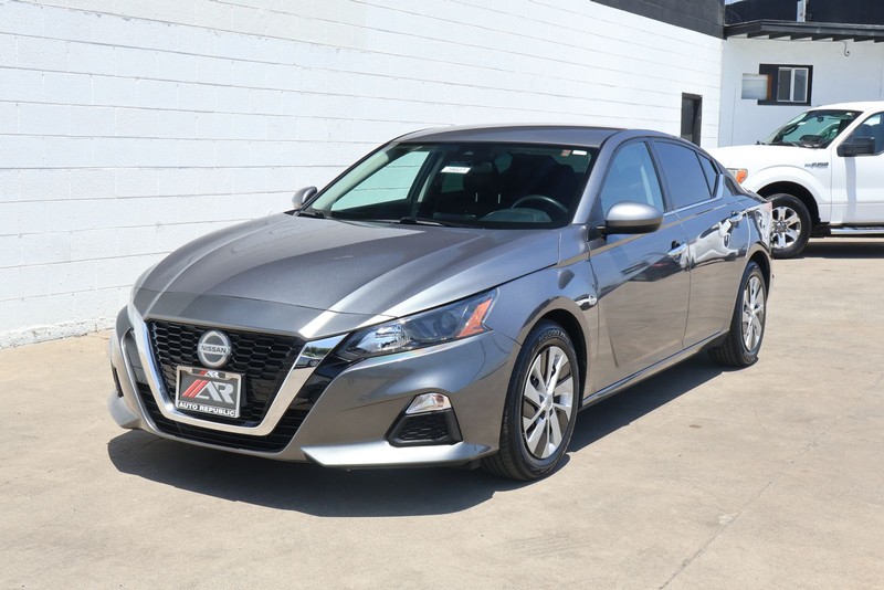 Nissan Altima Vehicle Full-screen Gallery Image 11