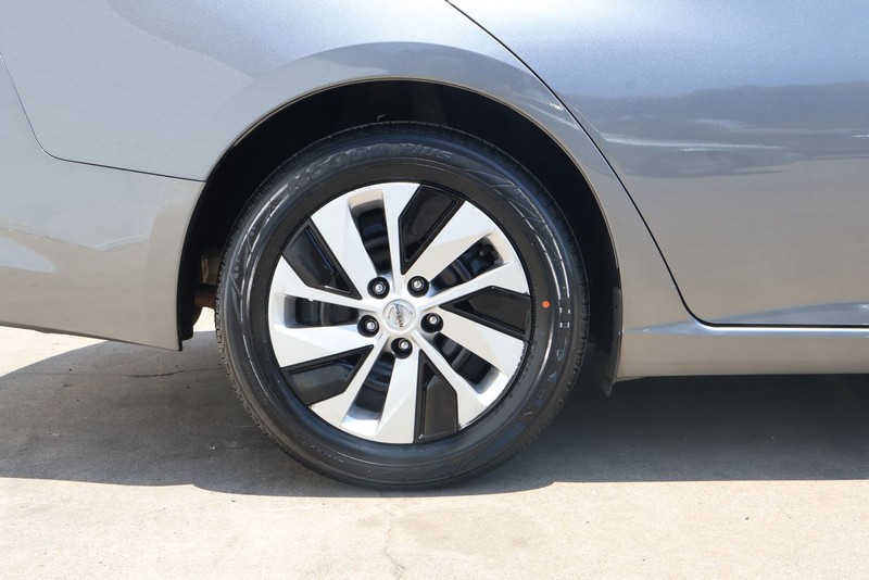 Nissan Altima Vehicle Full-screen Gallery Image 12