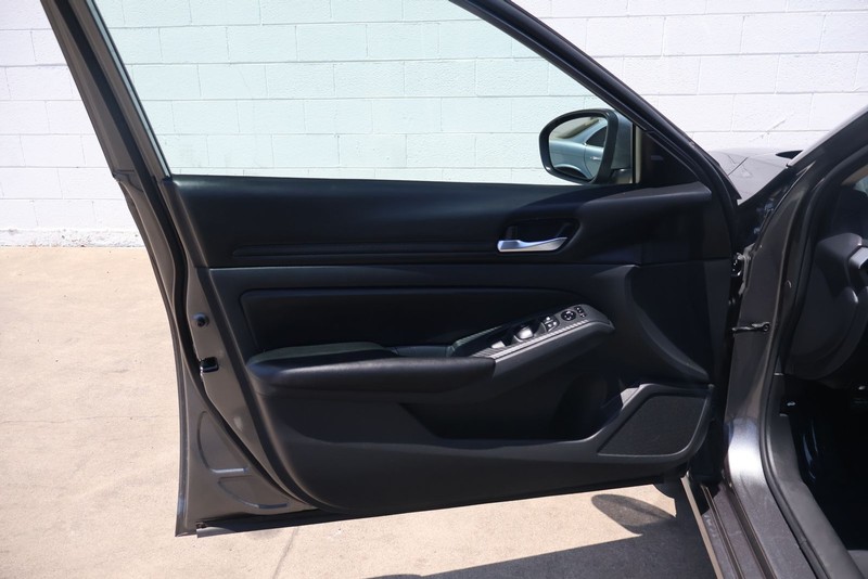 Nissan Altima Vehicle Full-screen Gallery Image 13
