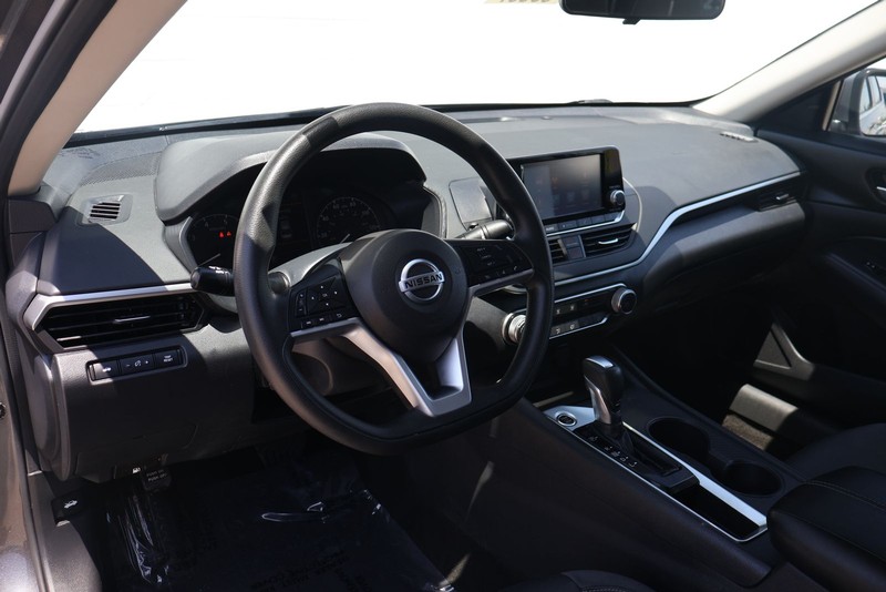Nissan Altima Vehicle Full-screen Gallery Image 14
