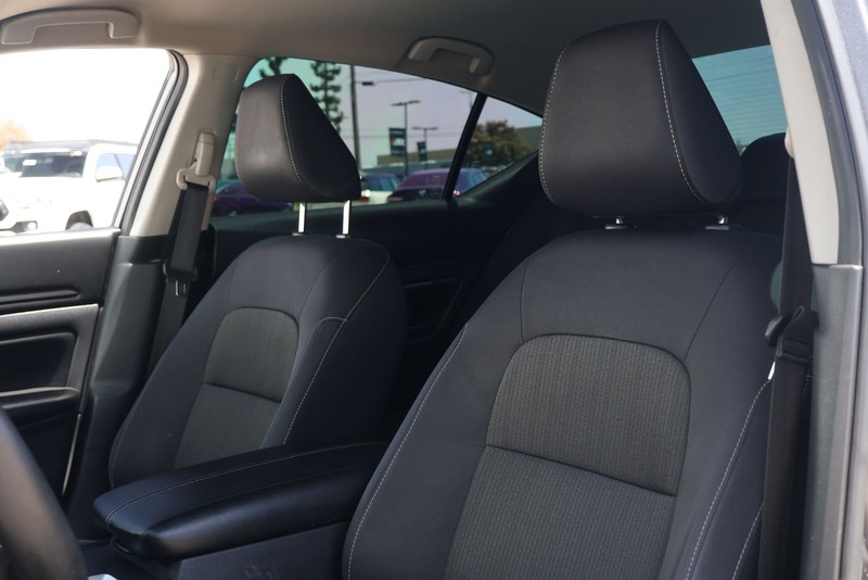 Nissan Altima Vehicle Full-screen Gallery Image 15