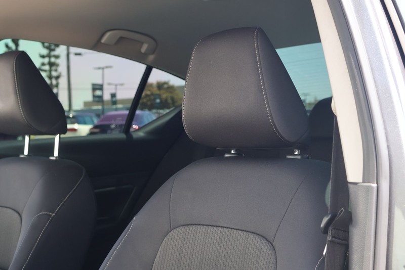 Nissan Altima Vehicle Full-screen Gallery Image 16