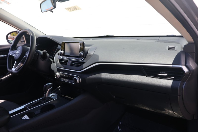 Nissan Altima Vehicle Full-screen Gallery Image 17