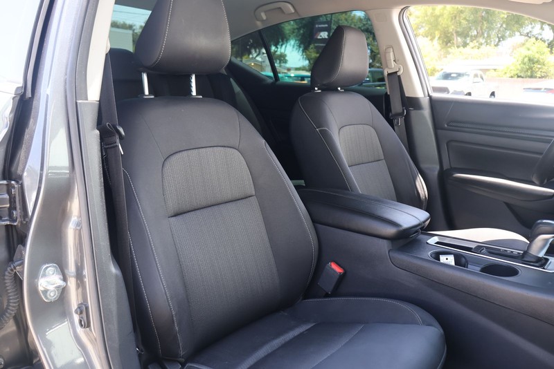Nissan Altima Vehicle Full-screen Gallery Image 18