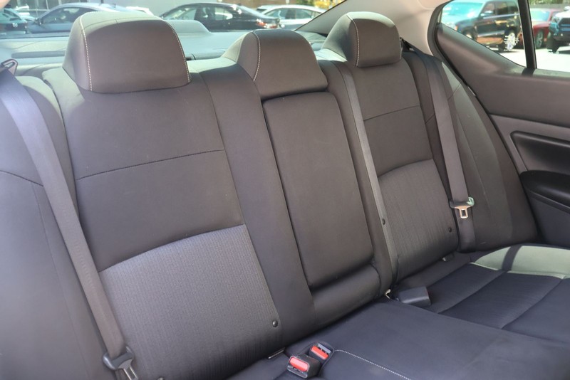 Nissan Altima Vehicle Full-screen Gallery Image 19