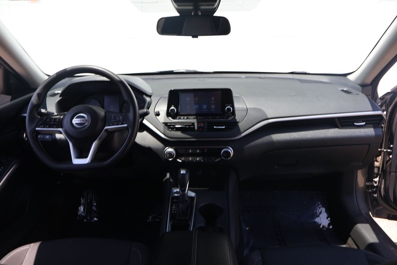 Nissan Altima Vehicle Full-screen Gallery Image 20