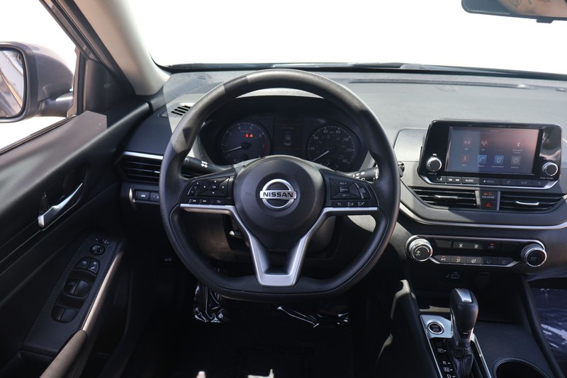 Nissan Altima Vehicle Full-screen Gallery Image 22