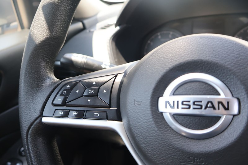 Nissan Altima Vehicle Full-screen Gallery Image 23