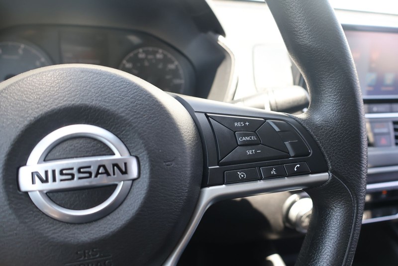 Nissan Altima Vehicle Full-screen Gallery Image 24