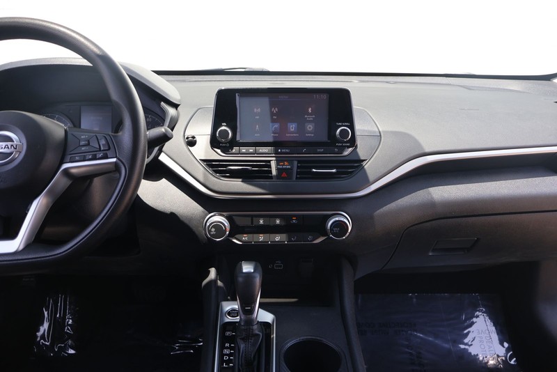 Nissan Altima Vehicle Full-screen Gallery Image 25