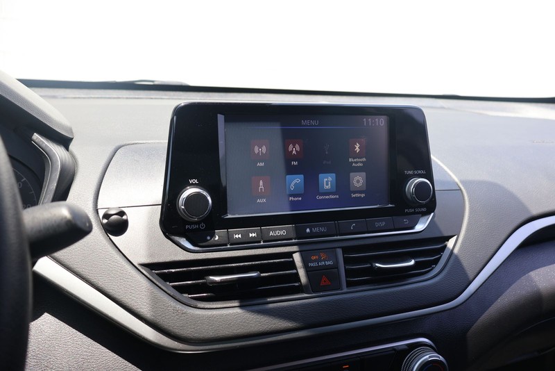 Nissan Altima Vehicle Full-screen Gallery Image 26