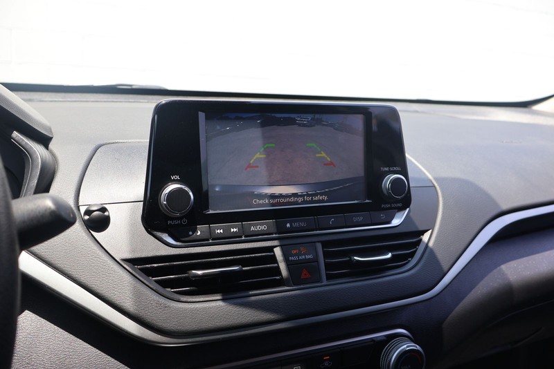 Nissan Altima Vehicle Full-screen Gallery Image 27