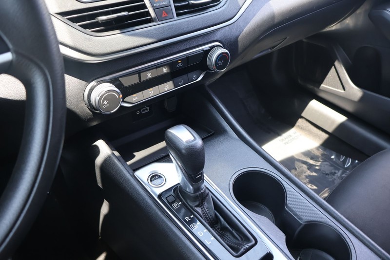 Nissan Altima Vehicle Full-screen Gallery Image 28