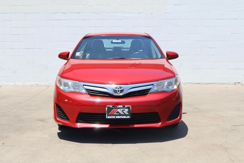 Toyota Camry Vehicle Full-screen Gallery Image 02