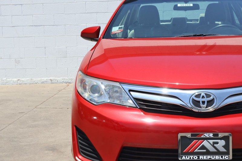 Toyota Camry Vehicle Full-screen Gallery Image 03