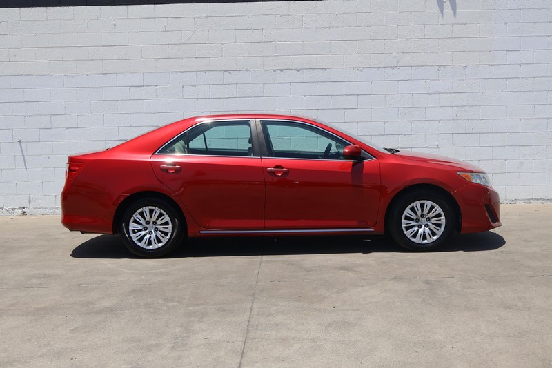 Toyota Camry Vehicle Full-screen Gallery Image 04
