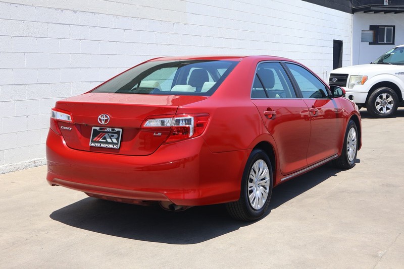 Toyota Camry Vehicle Full-screen Gallery Image 05