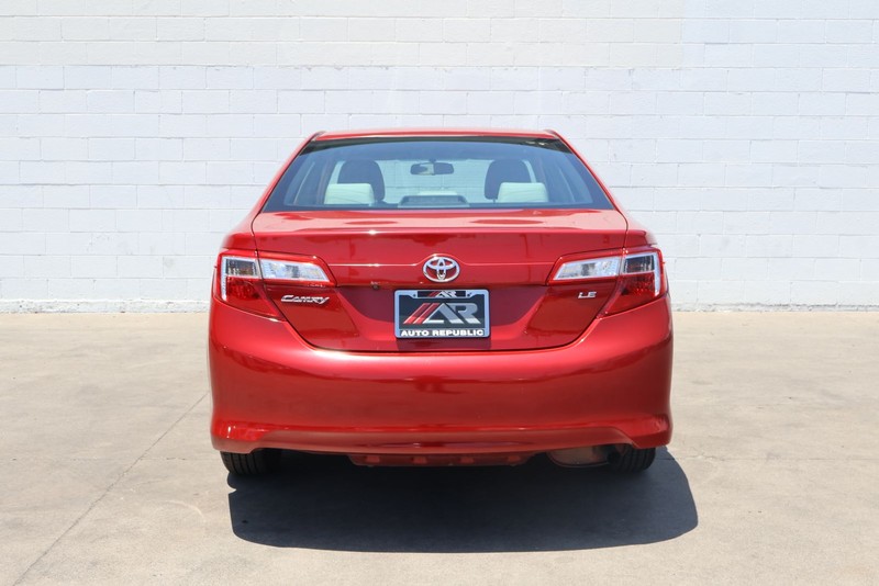 Toyota Camry Vehicle Full-screen Gallery Image 06