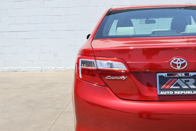 Toyota Camry Vehicle Full-screen Gallery Image 07