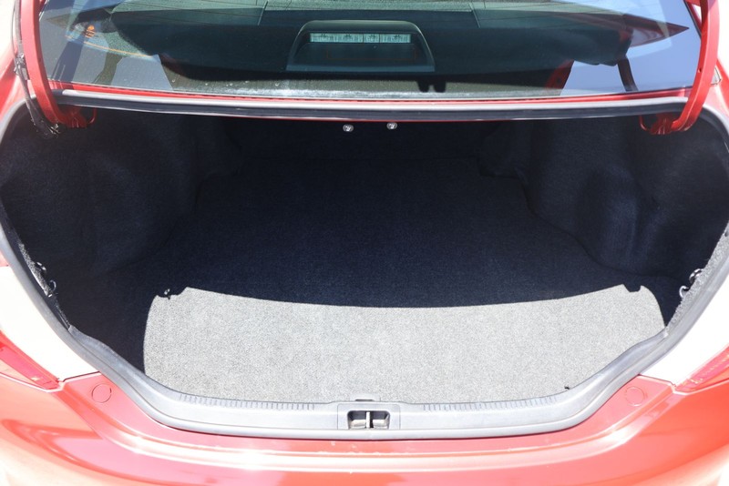 Toyota Camry Vehicle Full-screen Gallery Image 08