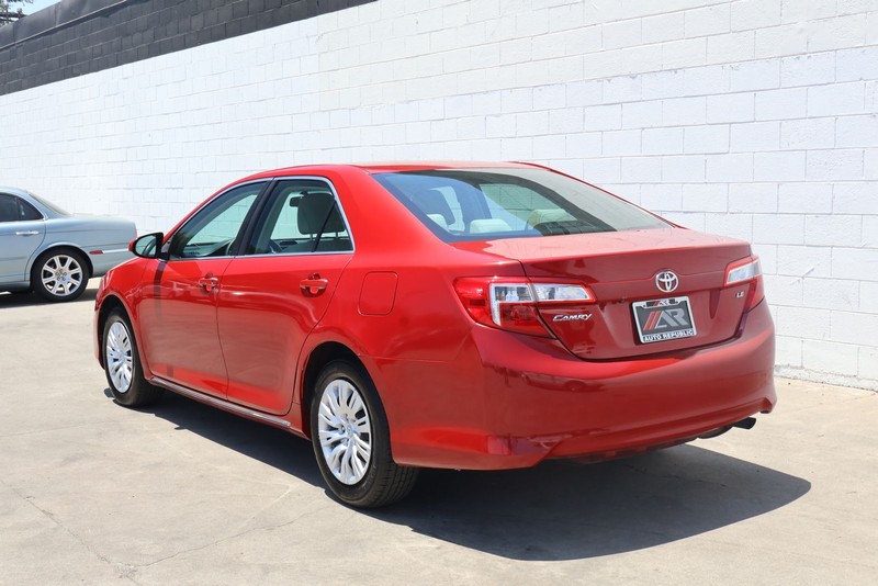 Toyota Camry Vehicle Full-screen Gallery Image 09