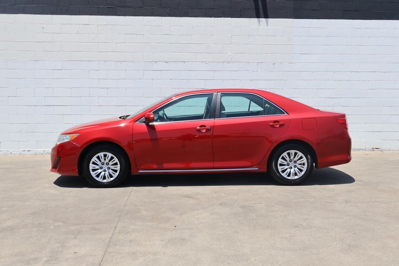 Toyota Camry Vehicle Full-screen Gallery Image 10